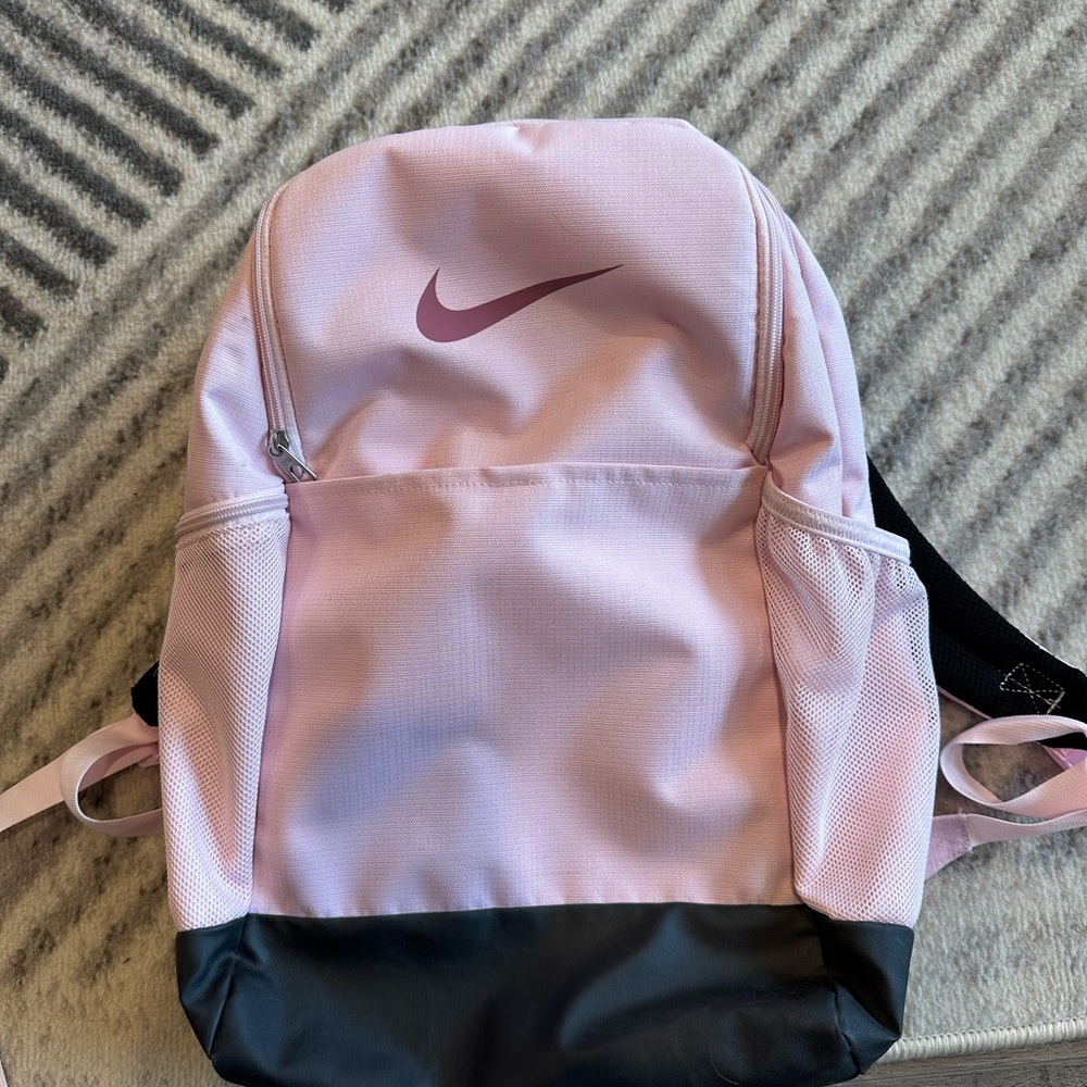Nike brasilia 9.5/medium/24L backpack.